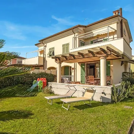 Mistral Holidays - Confortevole Matrimoniale Con Terrazza A 500 Mt Dal Mare بيت ضيافة مارينا دي كارّارا